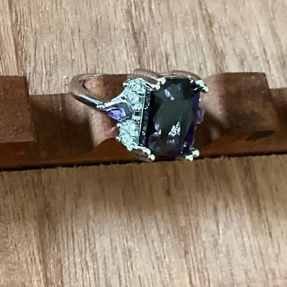 Beautiful Amethyst Ring size 8, Brand New - Picture 3 of 3
